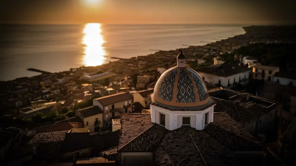 Panorama del centro storico di Cariati con la cupola maiolicata al tramonto