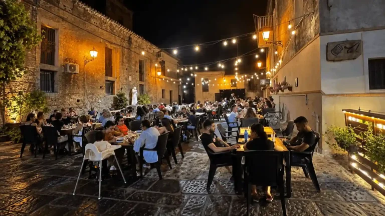Tavoli all’aperto del ristorante A Buatta nel centro storico di Cariati
