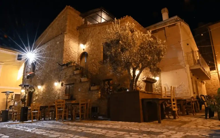 Esterno del ristorante A Cantina nel centro storico di Cariati