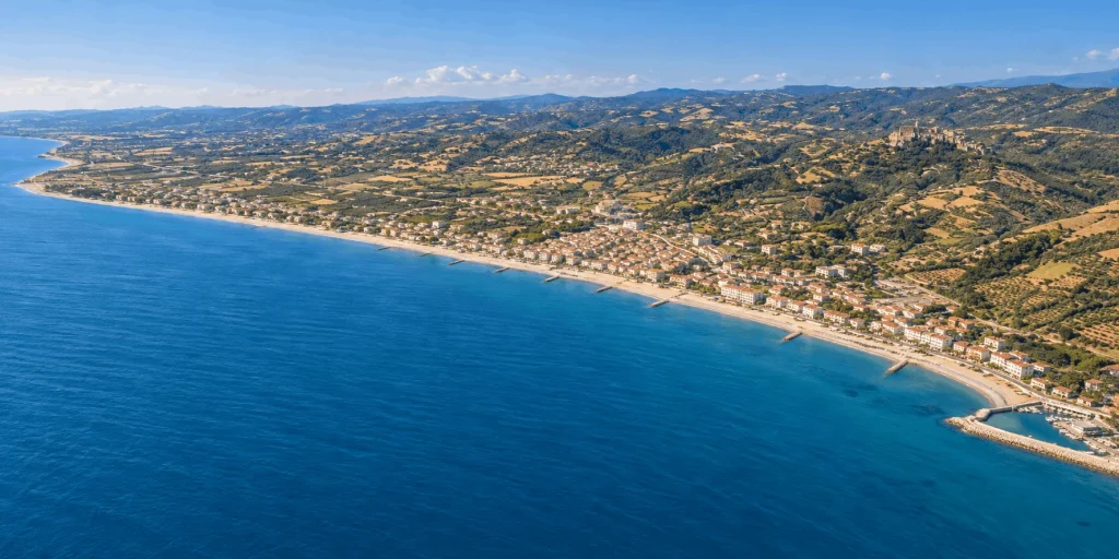 Veduta aerea del litorale di Cariati Marina, con il Mar Ionio e le colline dell’entroterra