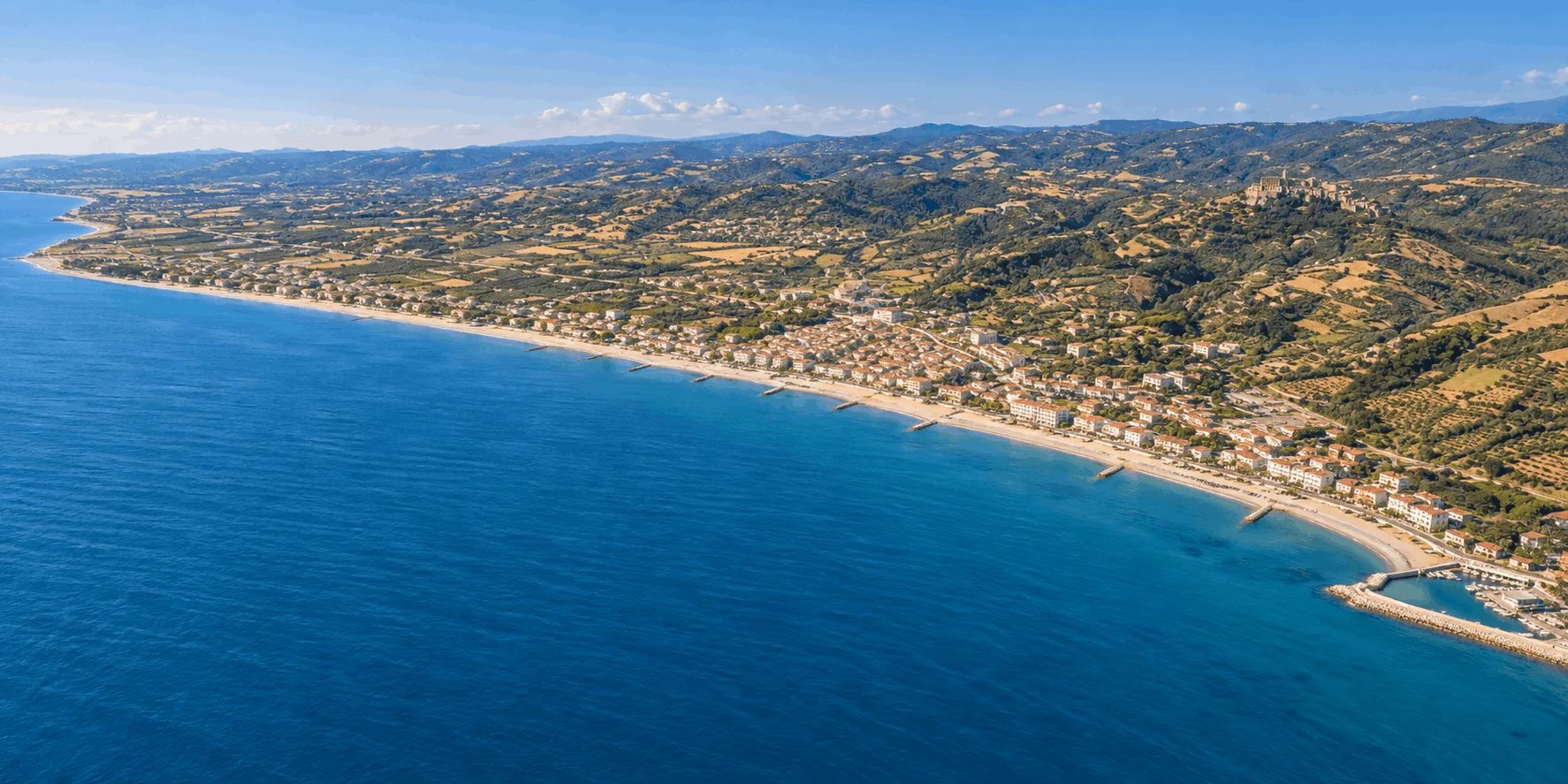 Veduta aerea del litorale di Cariati Marina, con il Mar Ionio e le colline dell’entroterra